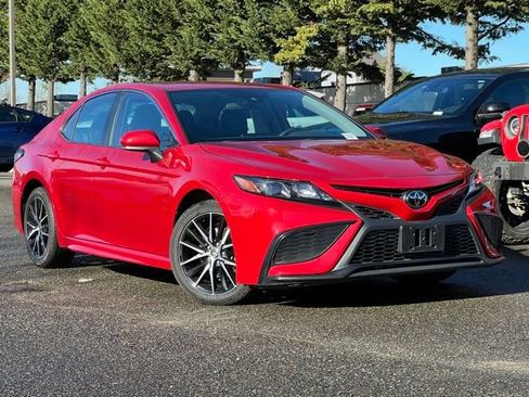 Used 2024 Toyota Camry SE image 2