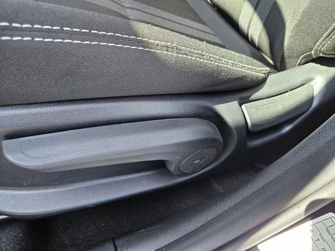 Used 2025 Hyundai Venue SEL image 9