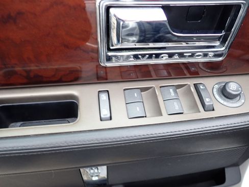 Used 2011 Lincoln Navigator 4WD image 31