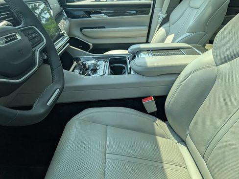 Used 2022 Jeep Wagoneer Series III w/ Premium Group I AWD/4WD image 9