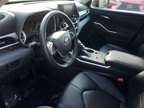 Used 2022 Toyota Highlander XLE image 17