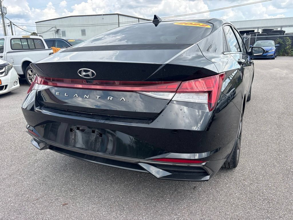 Used 2022 Hyundai Elantra SEL w/ Convenience + Premium Package FWD image 3