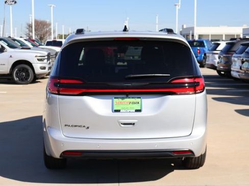 New 2026 Chrysler Pacifica Select image 6