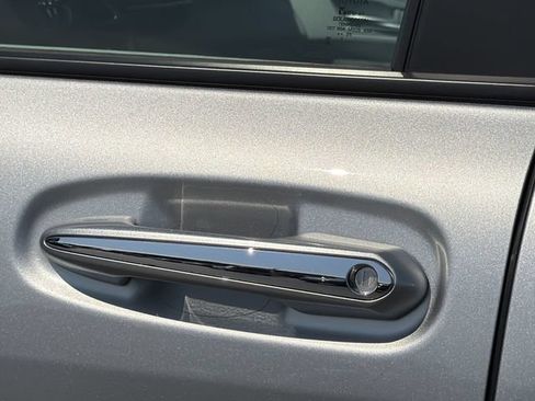 Used 2025 Toyota Sienna XLE FWD image 12