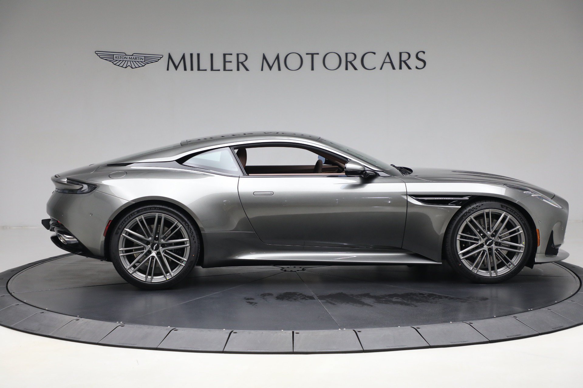 Used 2025 Aston Martin DB12 Coupe RWD image 8
