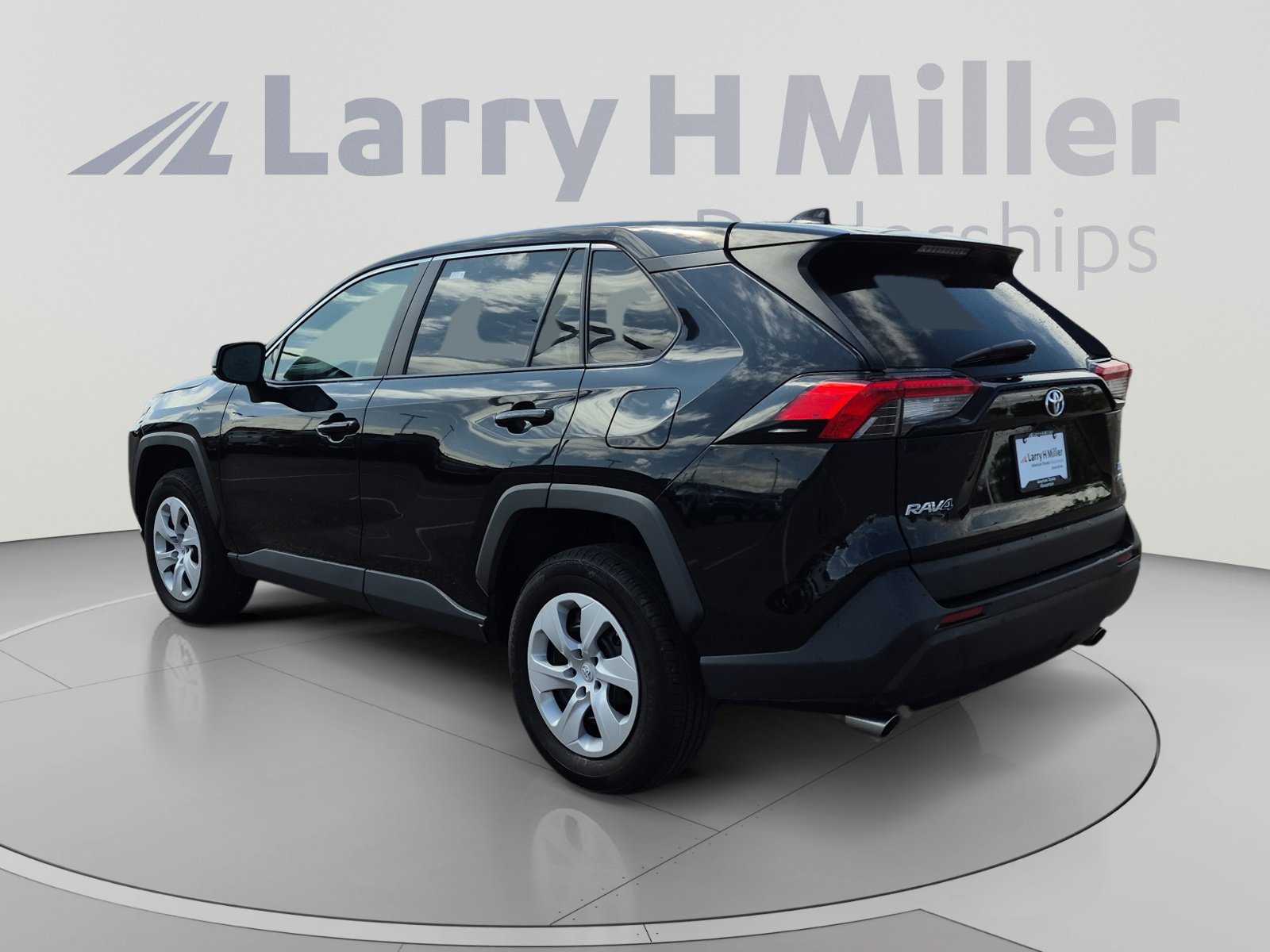 Used 2025 Toyota RAV4 LE AWD/4WD image 3