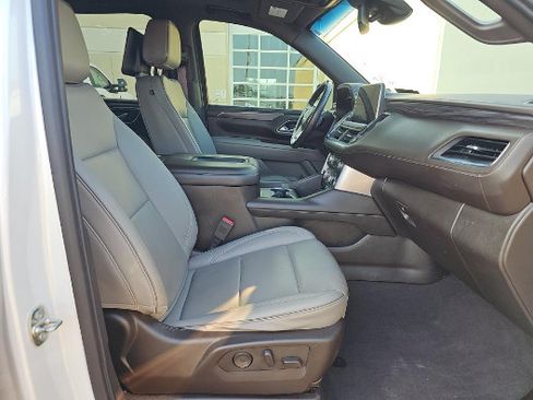 Used 2023 GMC Yukon SLT w/ SLT Premium Package AWD/4WD image 4