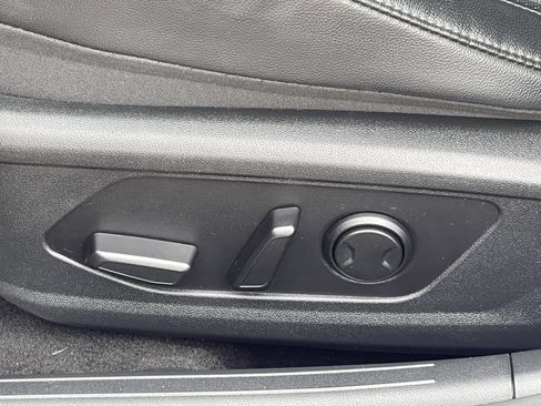Used 2023 Hyundai Elantra Limited w/ Preferred Accessory Package FWD image 17