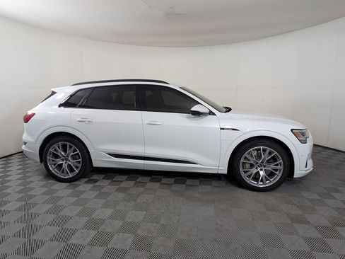 Used 2021 Audi e-tron Prestige w/ Prestige Package image 9
