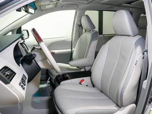 Used 2013 Toyota Sienna Limited w/ Premium Pkg FWD image 12