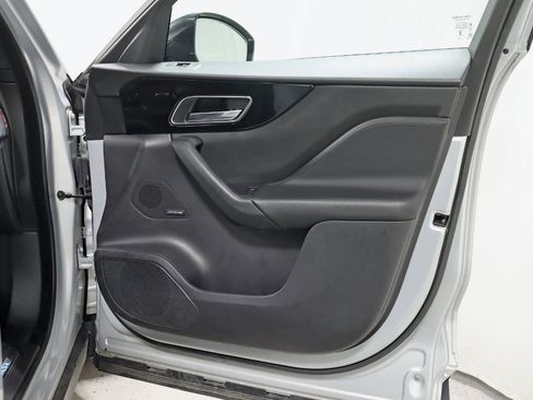 Used 2019 Jaguar F-PACE Premium image 33