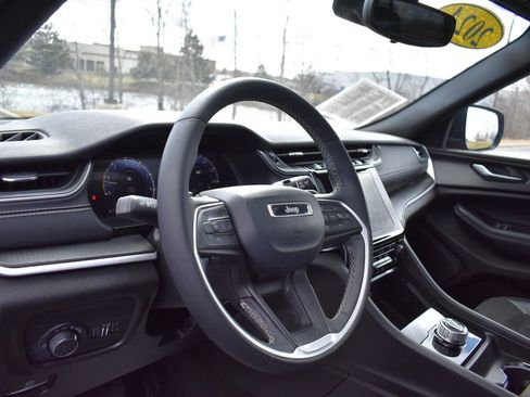 Used 2024 Jeep Grand Cherokee Altitude image 12