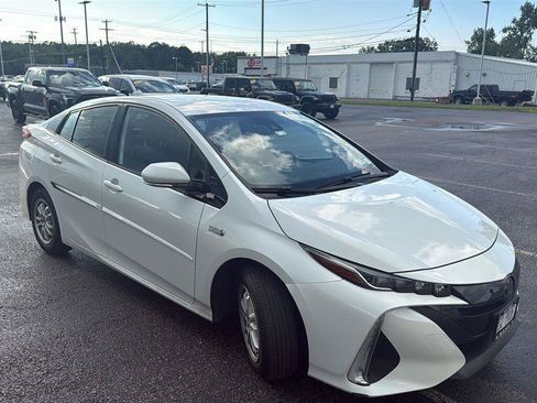 Used 2020 Toyota Prius Prime XLE FWD image 2