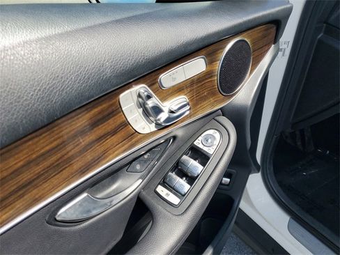 Used 2020 Mercedes-Benz GLC 300 image 10