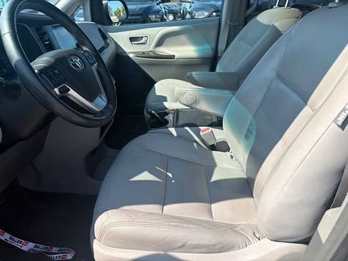 Used 2017 Toyota Sienna XLE Premium FWD image 5