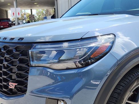 Used 2025 Ford Explorer ST image 7