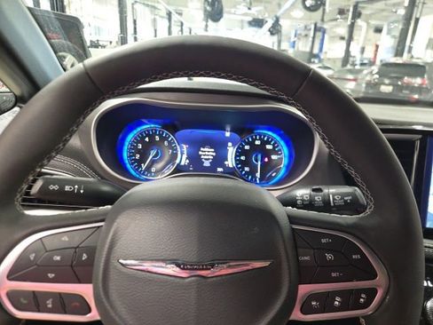 Used 2025 Chrysler Pacifica Select FWD image 16