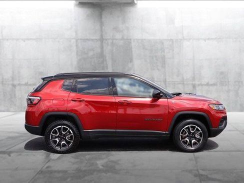 Used 2025 Jeep Compass Trailhawk AWD/4WD image 5