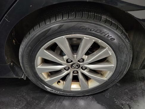 Used 2017 Toyota Camry XLE w/ Moonroof Package FWD image 10