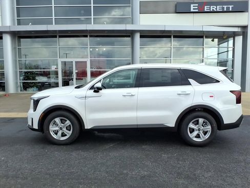 Used 2026 Kia Sorento LX FWD image 4