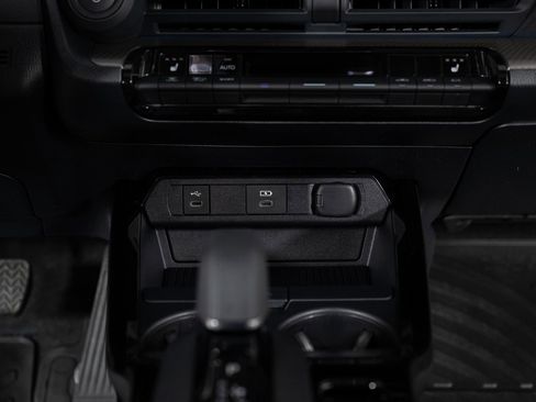 Used 2025 Toyota Prius XLE image 38