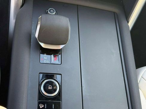 Used 2025 Land Rover Discovery S image 48