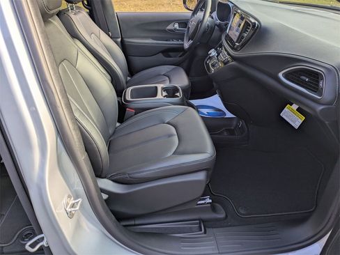 New 2026 Chrysler Pacifica Select image 38