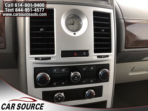 Used 2009 Chrysler Town & Country LX image 18