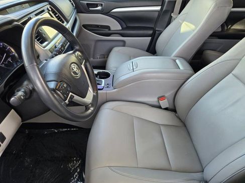 Used 2018 Toyota Highlander XLE image 12
