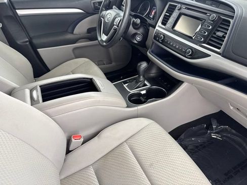 Used 2018 Toyota Highlander LE AWD/4WD image 25