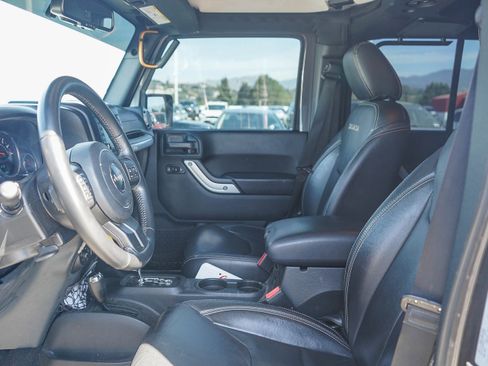 Used 2017 Jeep Wrangler Unlimited Sahara w/ Connectivity Group AWD/4WD image 19