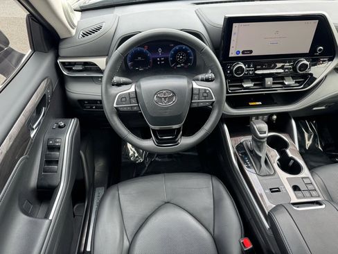 Used 2024 Toyota Highlander Limited image 24
