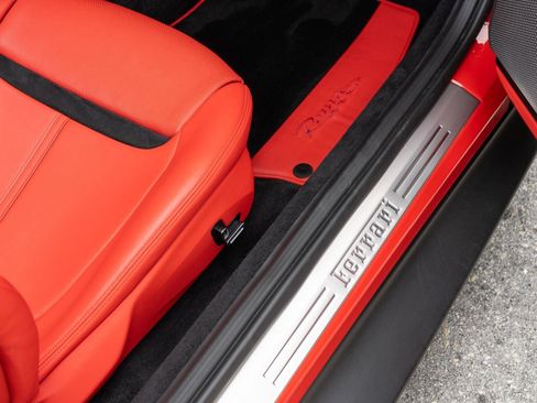 Used 2024 Ferrari Roma Spider image 41