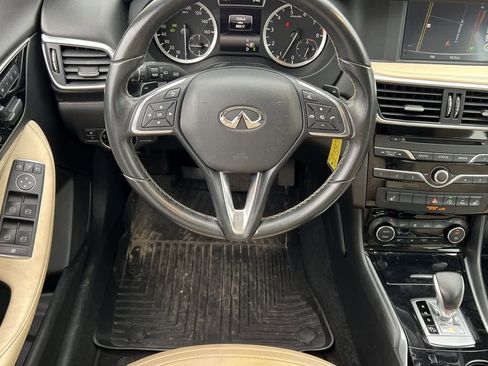 Used 2017 INFINITI QX30 Premium w/ Navigation Package image 14