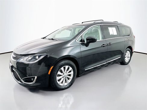 Used 2018 Chrysler Pacifica Touring-L w/ Premium Audio Group image 3