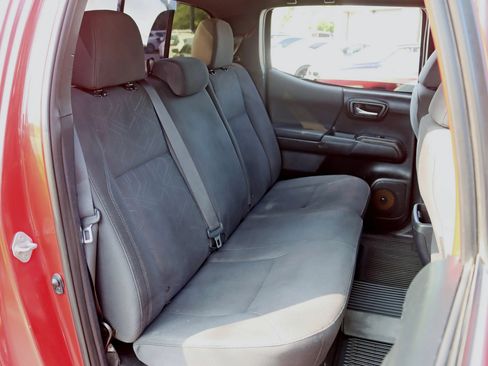Used 2017 Toyota Tacoma TRD Off-Road AWD/4WD image 31