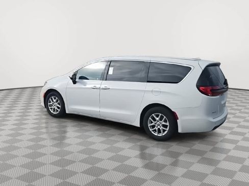 Used 2023 Chrysler Pacifica Touring-L image 6