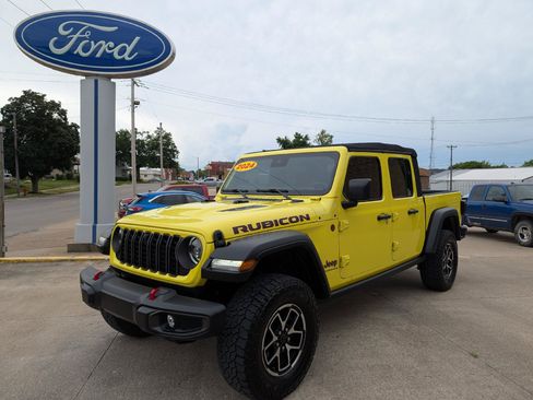Used 2024 Jeep Gladiator Rubicon w/ Technology Group AWD/4WD image 2