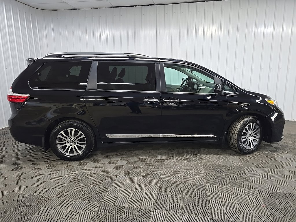 Used 2019 Toyota Sienna XLE w/ XLE Navigation Package FWD image 2