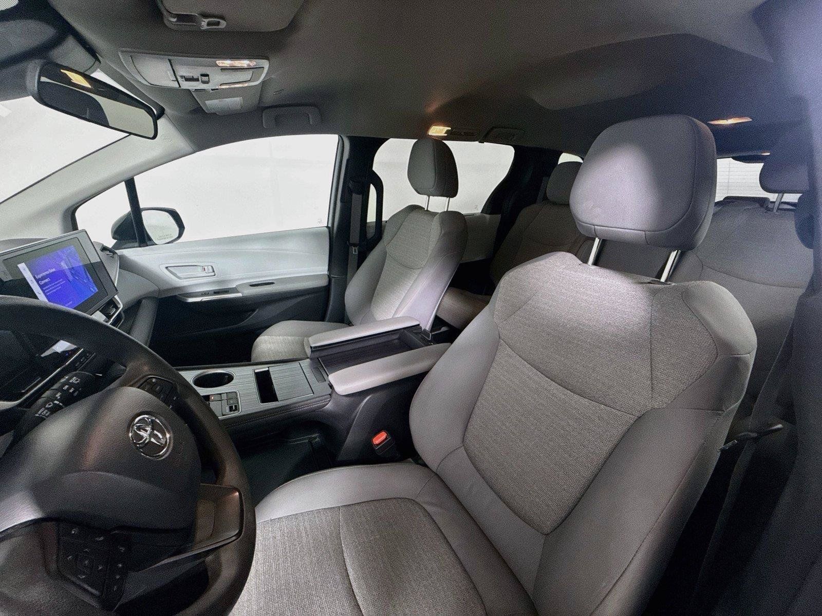 Used 2025 Toyota Sienna LE FWD image 12