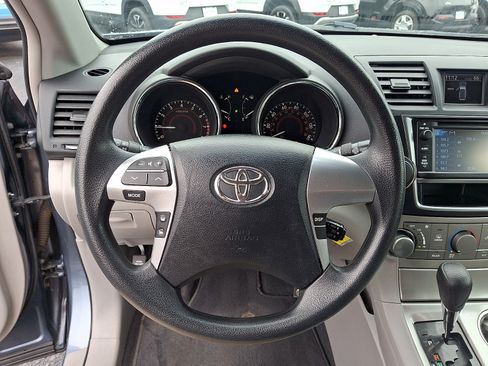 Used 2013 Toyota Highlander Plus AWD/4WD image 19