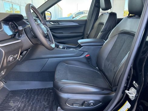 New 2025 Jeep Grand Cherokee Altitude image 11