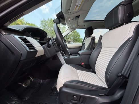 Used 2025 Land Rover Discovery Metropolitan Edition AWD/4WD image 10