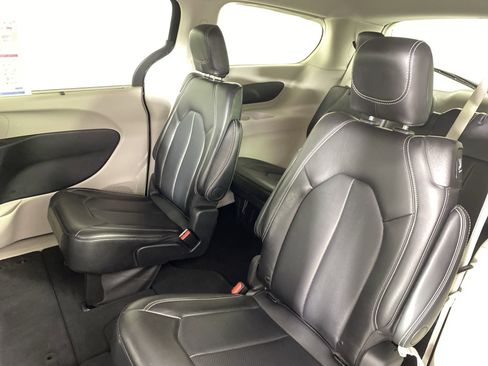 Used 2024 Chrysler Pacifica Touring-L image 31