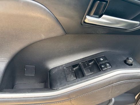 Used 2020 Toyota Highlander XLE FWD image 12