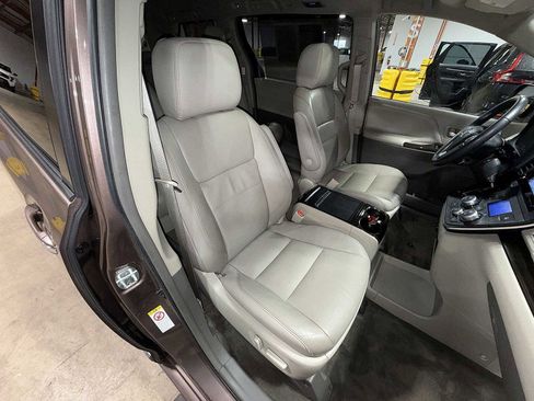 Used 2018 Toyota Sienna XLE w/ XLE Navigation Package image 15