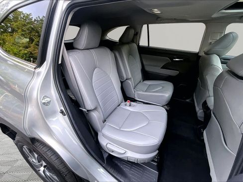 Used 2023 Toyota Highlander XLE FWD image 20