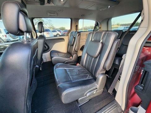 Used 2013 Chrysler Town & Country Touring image 17