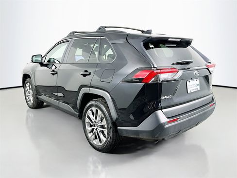Used 2023 Toyota RAV4 XLE Premium image 5