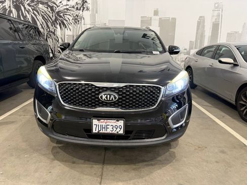 Used 2017 Kia Sorento LX w/ LX Convenience Package image 4